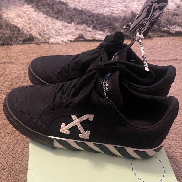 Off White Low Canvas - Picture 2 of 8